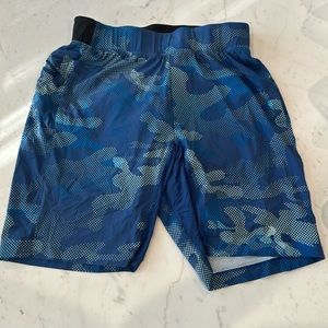 Never worn Lululemon men THE SHORT 9” inseam - camo rare color size M with liner